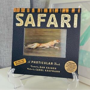 Safari A Photicular Book 🦓